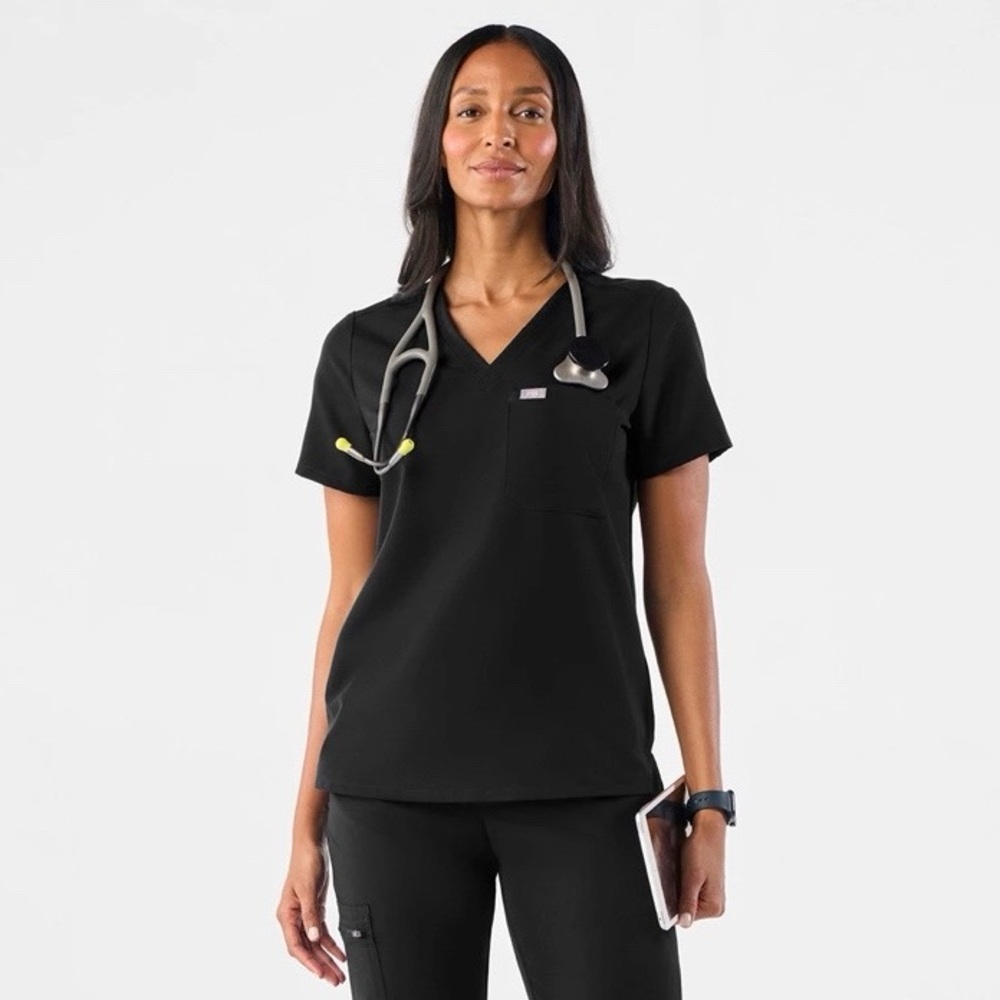 Women’s Catarina One-Pocket Scrub Top Size Small Black